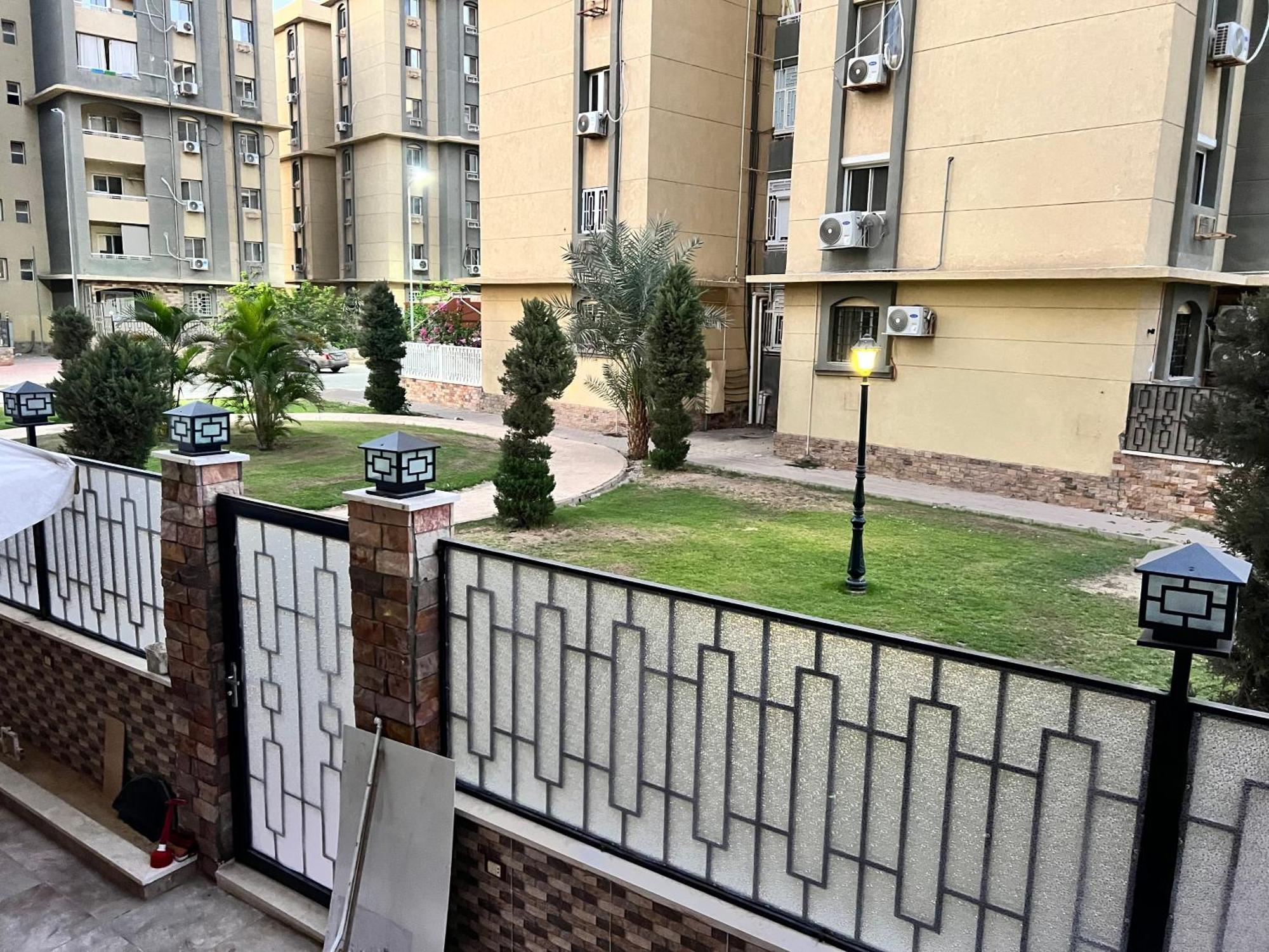 شقه مفروشه ارضي بحديقه خاصه In Apartment
